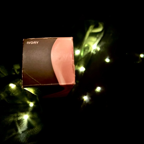 Oil free weightless 24HR Full Coverage smoothing your fine lines - Picture 2 of 3